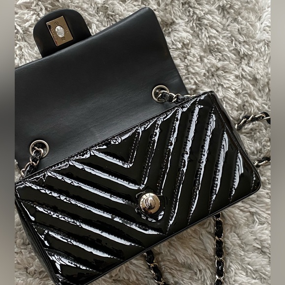 Authentic Quilted chanel mini Black patent leather - Picture 8 of 10